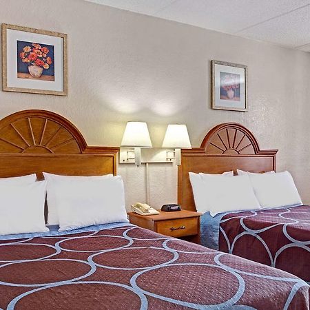 Americana Inn & Suites Lake Magdalene Exterior foto