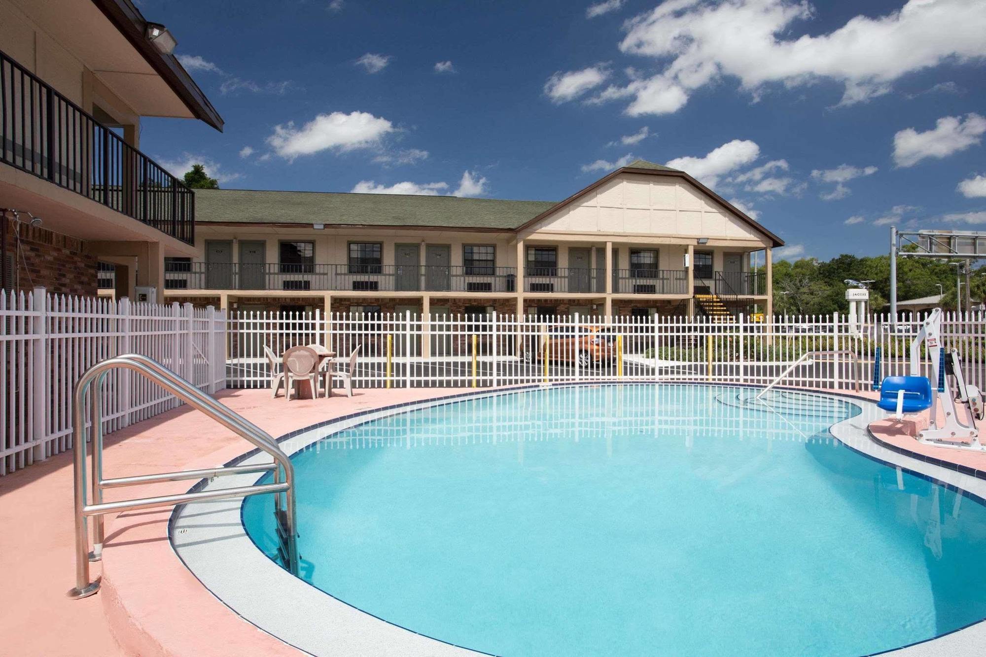 Americana Inn & Suites Lake Magdalene Exterior foto